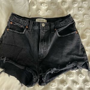 Abercrombie The Mom Short - High Rise - Black Distressed